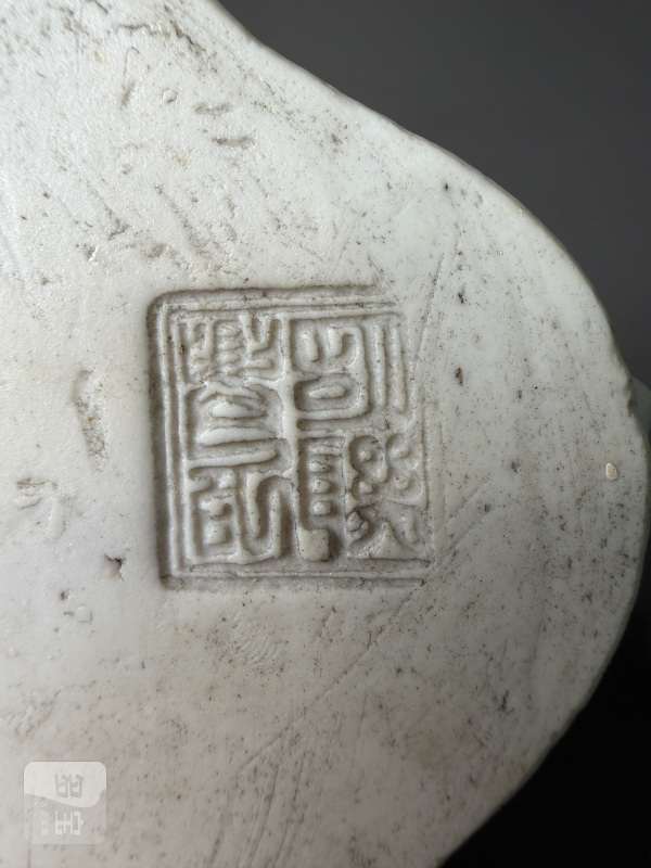 清乾隆 白釉托钵罗汉像 - 图9